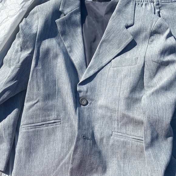 Boys suit - Picture 2 of 6